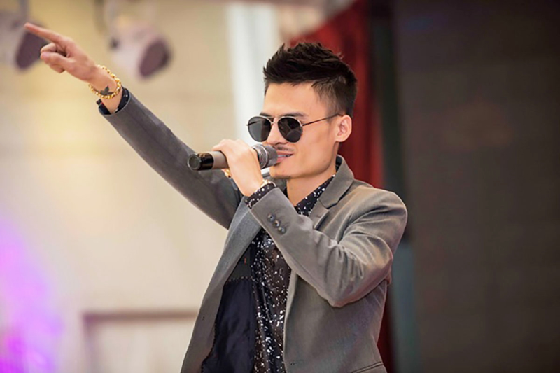 Nghề kiếm tiền… trên lưng ca sĩ