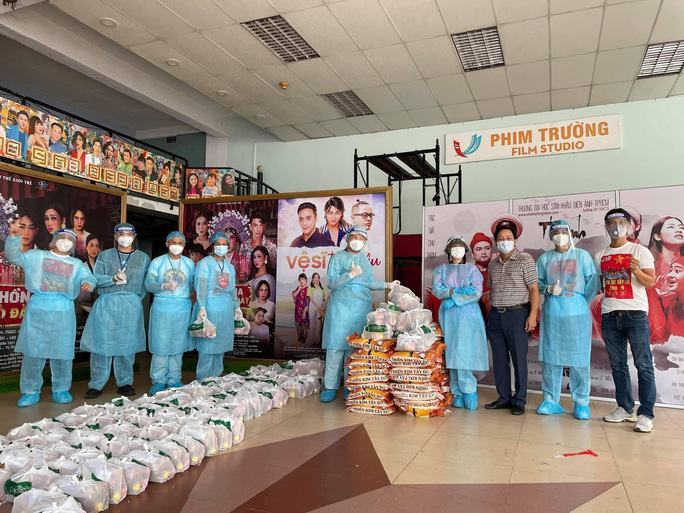 Nghệ sĩ TP HCM giúp sinh viên sân khấu kẹt lại TP