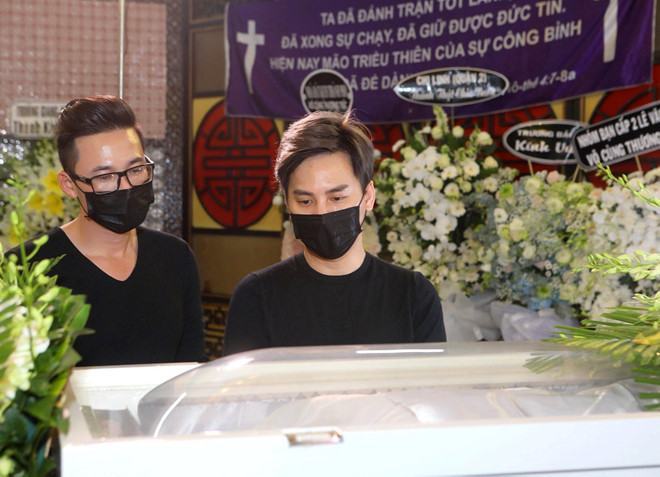 Hà Trí Quang - Ngọc Châu bật khóc bên linh cữu của diễn viên Mai Phương. Trước đó, nữ diễn viên khiến đồng nghiệp yêu mến bởi tính tình hiền lành, hết mình vì nghệ thuật /// Ảnh: NVCC