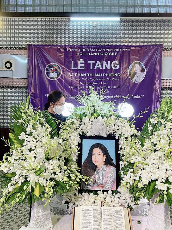 Nghệ sĩ Việt bật khóc khi đến viếng Mai Phương - ảnh 2