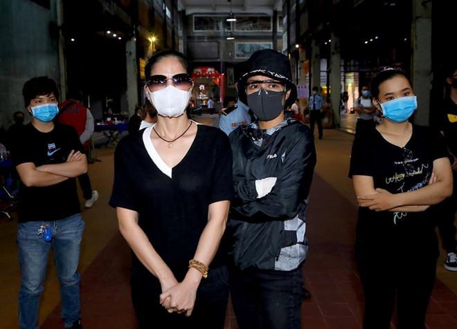 Nghệ sĩ Việt bật khóc khi đến viếng Mai Phương - ảnh 3