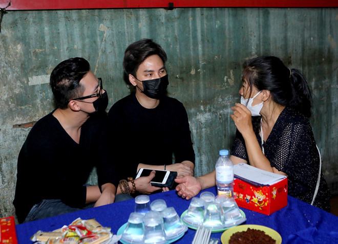 Nghệ sĩ Việt bật khóc khi đến viếng Mai Phương - ảnh 5