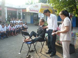 Nghệ thuật lắng nghe và khen ngợi