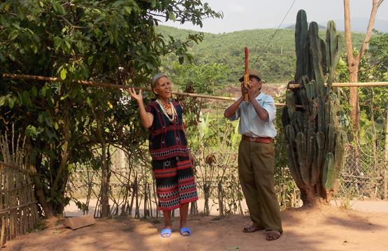 Người hát dân ca của bản