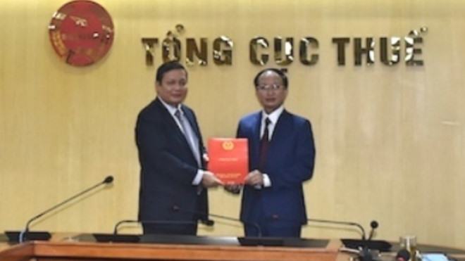 Ông Phạm Đức Thường (phải) nhận quyết định Vụ trưởng Vụ Dự toán thu thuế /// Ảnh Tổng cục Thuế 
