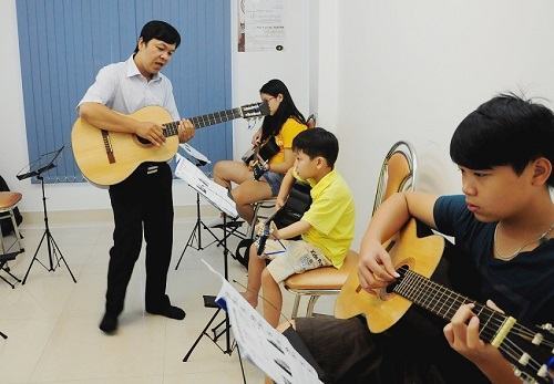 Nghỉ hè, giới trẻ Sài Gòn đổ xô học đàn guitar