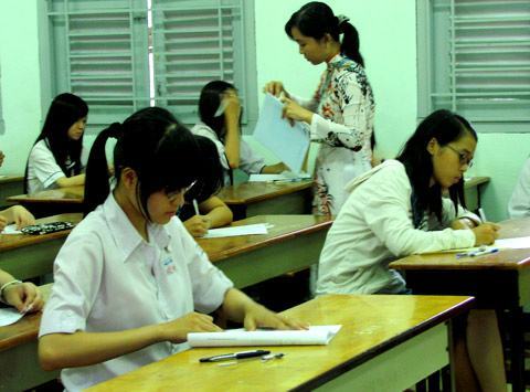 Nghi vấn bài thi tốt nghiệp lạ với 2 nét chữ