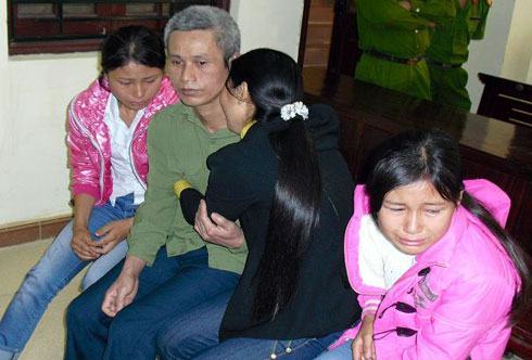 Nghi vợ ngoại tình, vác dao xả công an xã