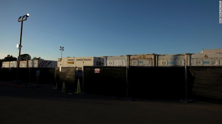 Xe tải tủ lạnh được sử dụng tại Công viên Tưởng niệm và Nhà xác Rose Hills khi nó xử lý một lượng lớn các yêu cầu dịch vụ tang lễ.