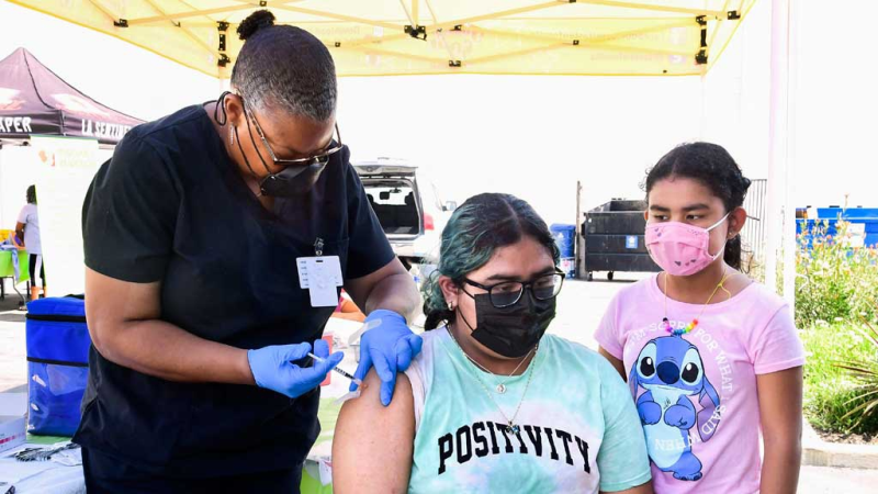 Một người tiêm vắc xin Covid-19 tại Los Angeles, bang California /// AFP