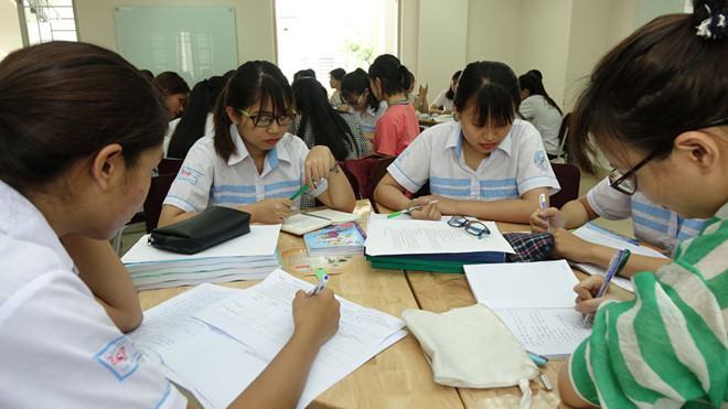 Sinh viên Trường ĐH Sư phạm TP.HCM học nhóm ngoại ngữ  /// ĐÀO NGỌC THẠCH