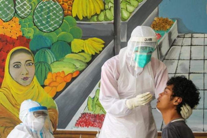 Khẩu trang được chứng minh giảm nguy cơ lây lan Covid-19 giữa người đeo và người xung quanh  /// Reuters