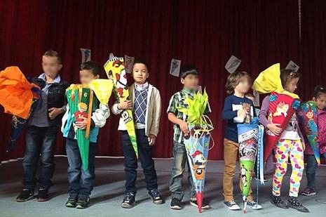 Ngỡ ngàng ngày trẻ em Việt tựu trường khắp thế giới - ảnh 2