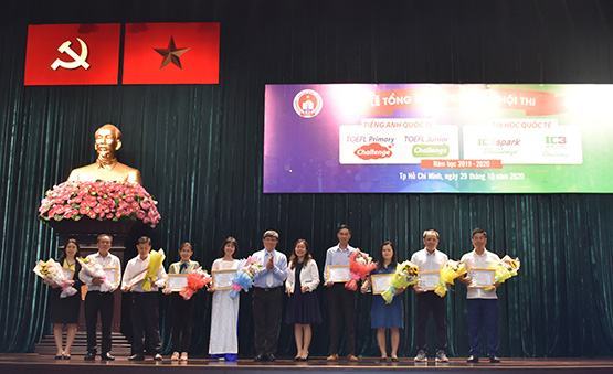 Ngoại ngữ và Tin học là nền tảng tương lai cho thế hệ trẻ