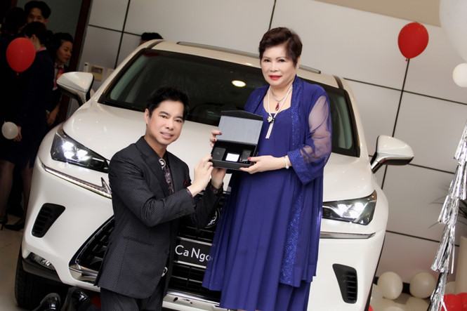 Ngọc Sơn quỳ gối tạ ơn mẹ khi nhận quà sinh nhật tiền tỉ