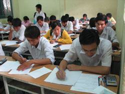 Ngồi chen chúc trong phòng thi