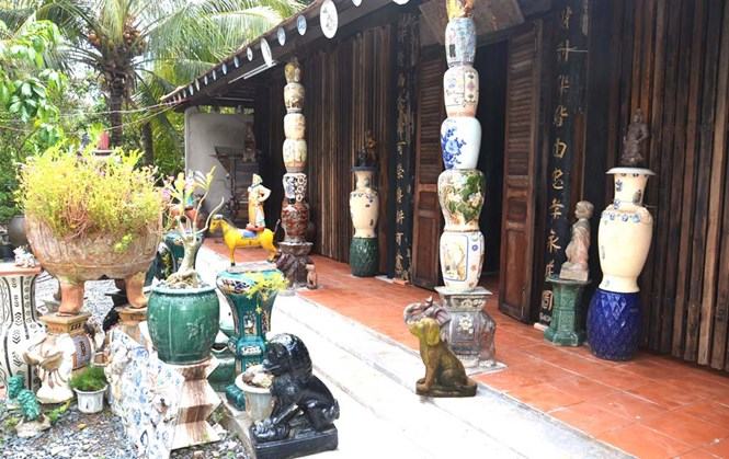 Ngôi nhà kỳ lạ chất đầy hàng ngàn đồ xưa ở… miền Tây