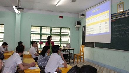 Một tiết học áp dụng phương pháp trình chiếu e-Learning của Trường THPT Quang Trung. Ảnh: Đào Phan