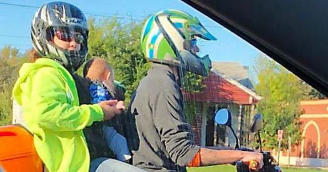 Một cặp đôi ở Mỹ đang đối diện cáo buộc bạo hành trẻ em sau khi để con ở giữa hai người trong lúc chạy xe gắn máy /// Chụp màn hình WTVR-TV