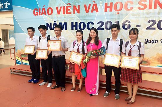 Tuyên dương, khen thưởng hơn 100 giáo viên và học sinh giỏi
