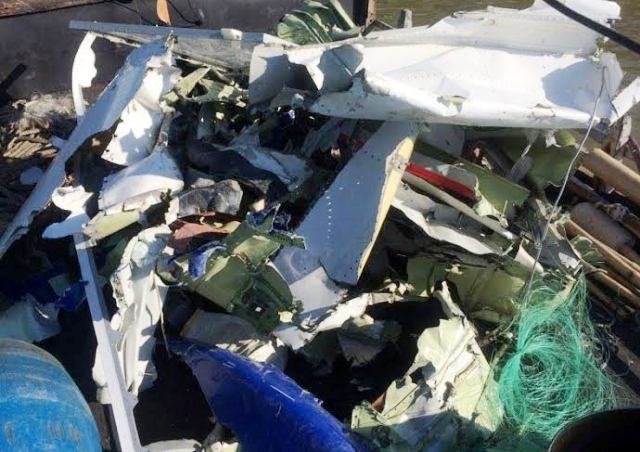 Ngư dân vớt được nhiều mảnh vỡ của máy bay CASA 212