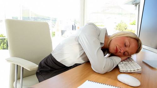 Ngủ ít – Nguy cơ tiềm tàng của bệnh tim