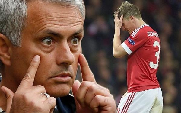 Ngứa mắt với Schweinsteiger, Mourinho xỉa xói lãnh đạo Bayern