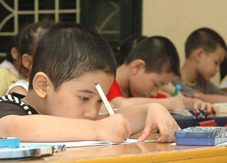 Ngực lép, lưng gù… vì bàn học