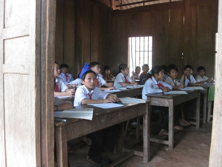 Điều kiện học tập kh&ocirc;ng đầy đủ nhưng c&aacute;c em đều cố gắng với mơ ước con chữ