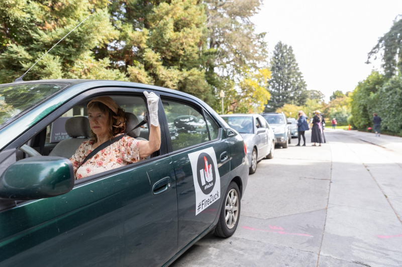 Người biểu tình xông đến khu nhà Mark Zuckerberg, đòi ông từ chức - ảnh 1