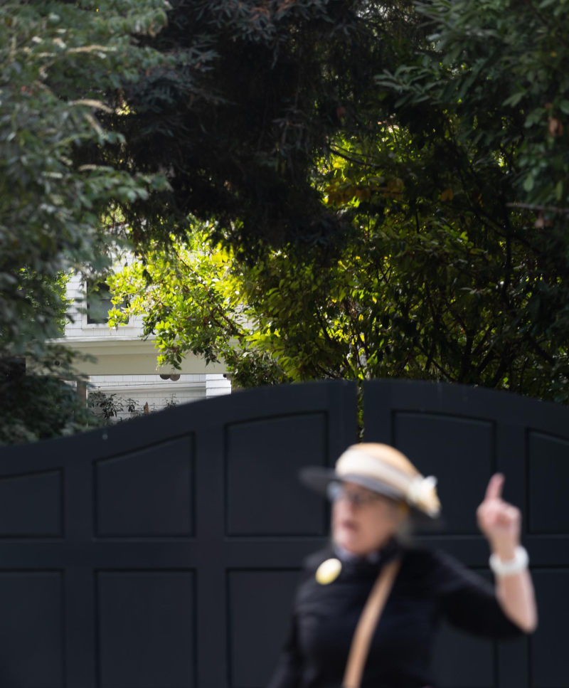 Người biểu tình xông đến khu nhà Mark Zuckerberg, đòi ông từ chức - ảnh 2