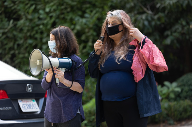 Người biểu tình xông đến khu nhà Mark Zuckerberg, đòi ông từ chức - ảnh 3