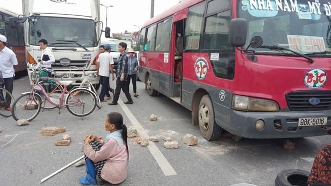 Người dân chặn xe trên cao tốc nối với sân bay Nội Bài xin…xây cầu vượt