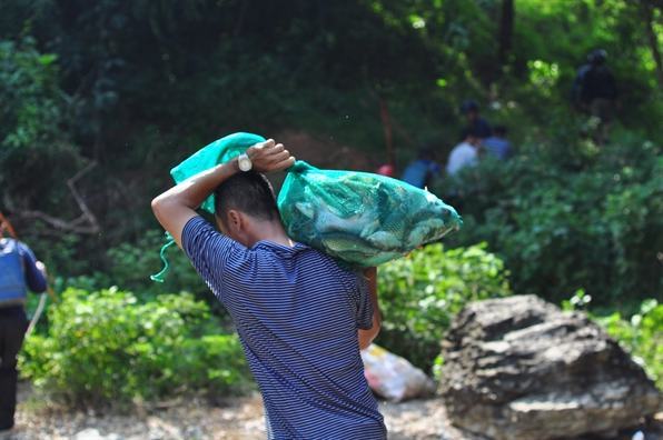 Nguoi dan do xo di bat ca khung khi thuy dien Tri An ngung xa lu