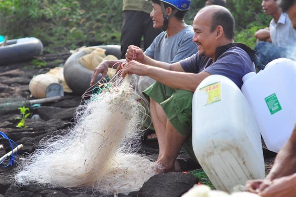 Nguoi dan do xo di bat ca khung khi thuy dien Tri An ngung xa lu