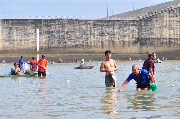 Nguoi dan do xo di bat ca khung khi thuy dien Tri An ngung xa lu