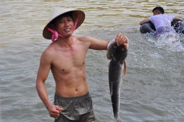 Nguoi dan do xo di bat ca khung khi thuy dien Tri An ngung xa lu