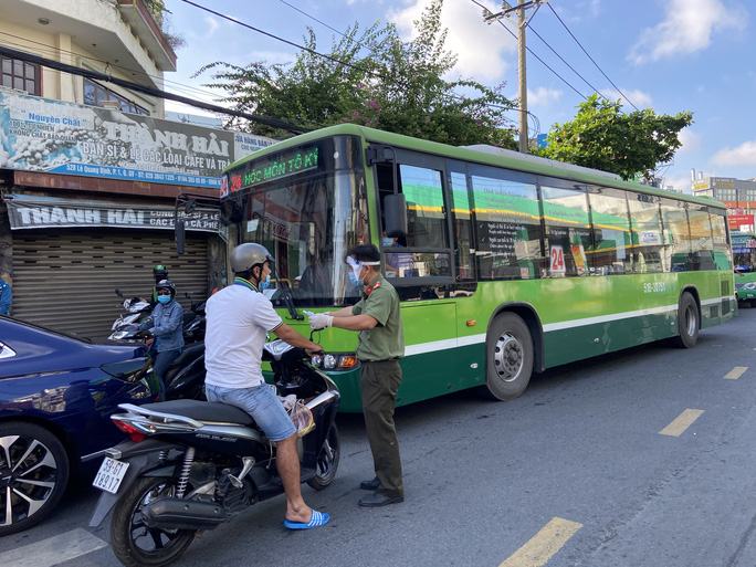 Người dân Gò Vấp phải khai báo y tế rõ ràng để vào khu trung tâm TP HCM - Ảnh 8.