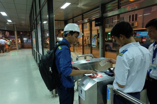 Nguoi dan hao hung dung ve dien tu de di buyt nhanh BRT 01