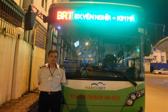 Nguoi dan hao hung dung ve dien tu de di buyt nhanh BRT 01