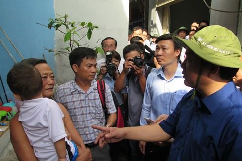 Người dân khen Bí thư Thăng đẹp trai, sẵn sàng di dời - ảnh 1