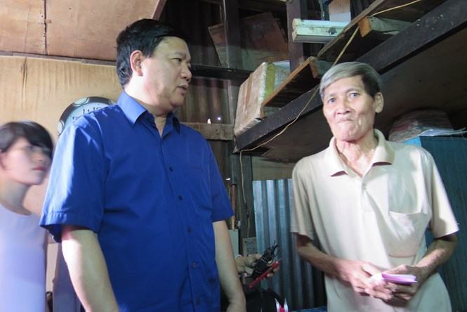 Bí thư Đinh La Thăng thăm gia đình ông Đào Văn Hiệu /// Ảnh: Trung Hiếu