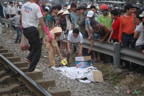 Người đàn ông bị tàu SE8 cán lìa đầu