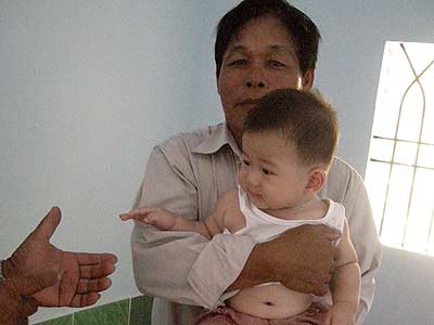 Người đàn ông “khùng” cưu mang nhiều cô gái lỡ làng