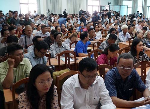 Hội trường không còn chỗ trống. Ảnh: Phạm Duy.