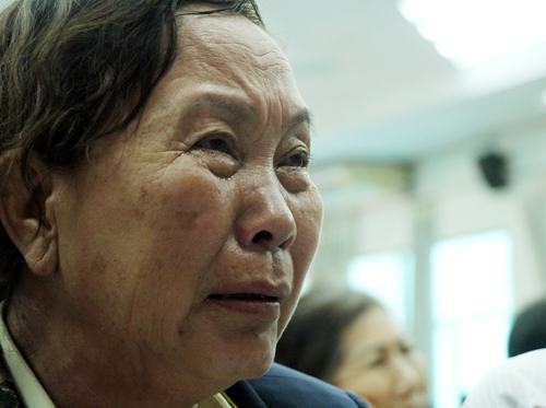 Bà Tuyết bật khóc. Ảnh: Phạm Duy.