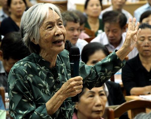 Các cử tri bày tỏ bức xúc vì nhà đất bị thu hồi. Ảnh: Phạm Duy.