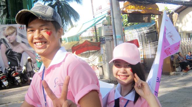 “Người đẹp” đạp xe gây quỹ từ thiện