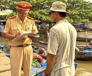 Người đi đò không mặc áo phao: Cần chế tài đủ mạnh