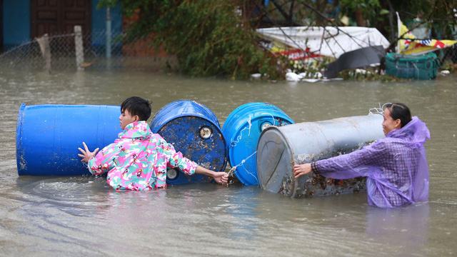 Người già, trẻ nhỏ làm sao để tránh bệnh sau lũ - Ảnh 1.